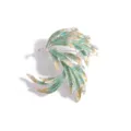 Primer plano detallado de broche de pluma de esmalte turquesa con brillantes strass. - Azul Degradado