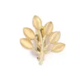 Detailaufnahme einer filigranen goldfarbenen Blatt-Brosche mit glatten, milchigen Steinen. - Vierblättriges Kleeblatt