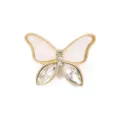 Nahaufnahme einer eleganten goldenen Schmetterlingsbrosche mit funkelnden klaren Strasssteinen. - Muschel-Schmetterling