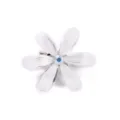 Elegante Blumenbrosche mit transluzenten Blütenblättern und funkelndem Strass, Detailansicht. - Silberne Blume