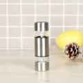 Gros plan d'un moulin a poivre manuel double en acier inoxydable et verre pour cuisine. - Type B Mini Moulin Double Usage en Acier Inoxydable