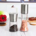 Ensemble moulin a poivre manuel en acier inoxydable et verre, detail d'epices cuisine. - Tête Droite en Acier Inoxydable Longue