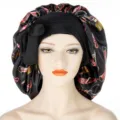 Bonnet de nuit en satin noir avec bande large et imprimé chaîne élégant pour les cheveux. - Chaîne Noire