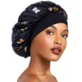 Detailansicht der breiten Satin-Schlafmütze mit bunten Schmetterlings-Prints für Haarpflege. - Einheitsgröße / Schwarz