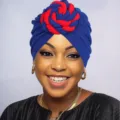 Vista detallada de turbante trenzado azul y rojo bohemio, gorro oncológico suave para mujer. - Talla única / Púrpura