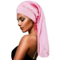 Detailansicht der rosa Satinschlafmuetze mit weichem Stoff und elastischem breitem Bund. - Einheitsgröße / Rosa