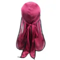 Rotes seidiges Durag mit schwarzem Rand, langer Schwanz Piratenkappe, glatter Satin. - Weinrot Schwarze Krempe