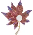 Détail de broche feuille d'érable élégante, finition pailletée rouge et perle blanche centrale. - Feuille d'érable multicolore