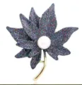 Élégante broche feuille d'érable avec perle au centre et finition scintillante pour femmes. - Violet Érable