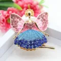 Primo piano dettagliato della spilla angelo fata di cristallo scintillante con strass colorati. - Blu