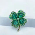 Détail de broche trèfle à quatre feuilles en strass vert, bijoux de revers vintage exquis. - Vert