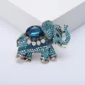 Gros plan détail de broche éléphant en strass bleu, bijou vintage en alliage étincelant. - Bleu