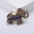 Gros plan de la broche éléphant en strass vintage mettant en valeur les cristaux et le métal. - Violet