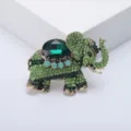 Gros plan d'un détail de broche éléphant en strass vert vintage avec grand cristal. - Vert