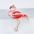 Exquisite rot-weiße Emaillierte Flamingo Brosche, elegantes Metall Mode Accessoire. - Flamingo
