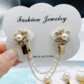 Gros plan du clip de col de cardigan en strass étincelant avec de délicates chaînes de perles. - Style Fleur Cristal Doré (1623623-6)