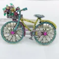 Bunte Strass Fahrrad Brosche mit Blumenkorb Vintage Damen Modekleidung Accessoire. - Seeblau