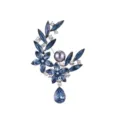 Prachtige blauwe kristallen bloemenbroche met sprankelende strass-steentjes en donkere parel. - Marineblauw