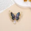 Detail de broche papillon exquise montrant des ailes emaillees et un cristal zircon. - Papillon de Cristal / 3,6 cm x 3,4 cm