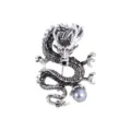 Broche de dragón plateado estilo vintage con pedrería negra brillante y perla gris elegante. - Plata Antigua Serie 1