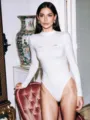 Vista de detalle body de mujer blanco manga larga, ajuste ceñido con pedrería. - S / Tops / Blanco