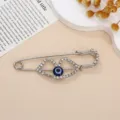 Detailopname van de zilveren strass boze oog broche met sprankelende kristallen. - Boze Oog Serie 3 (A-3-10) / 7.0cm x 1.5cm / Zilver