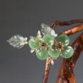 Exquisite vintage chinesische grüne Blumenbrosche, eleganter goldener Metallschmuck. - Vintage Grüne Blume Brosche (YLSP-0001)