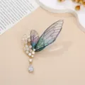 Vue détaillée de la broche papillon en cristal exquise avec des ailes dégradées et zircon. - Libellule Violette à Franges / 7,5cm x 4,0cm