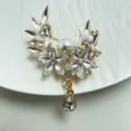 Elegante kristallen strass bloem broche met parel en hanger voor dames mode accessoire - Wit
