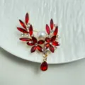 Elegante Koreaanse rode kristal bloem broche speld met zoete parel en schitterende strass. - Rood
