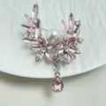 Roze kristal bloem broche variant, zilverkleurig metaal met elegante parel en strass steentjes. - Roze