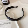 Black foldable hairband for women, versatile minimalist solid color hair hoop daily accessory. - Foldable Hair Hoop / Black