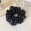 Zwarte en witte stip haarscrunchie, elegante geplooide stoffen haarband voor dagelijkse kapsels. - Zwarte Polkadot