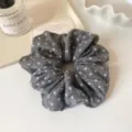 Grijs stippen haarscrunchie, stijlvolle stoffen haarelastiek met stippen voor dames dagelijks gebruik. - Grijs Stippen