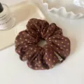 Bruine stoffen scrunchie met gele stippen, elegante geplooide haarband voor dagelijkse paardenstaart. - Koffie met Stippen