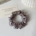 Chouchou de cheveux en satin style coréen pour femme, attache élégante grise pour coiffure. - Gris clair
