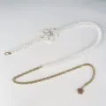 Elegante Perlen und Gold Metall Taillenkette mit Blumenakzent für Damen Kleider. - Perlweiß