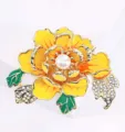 Exquisita broche con forma de flor de peonía amarilla, perla central y hojas con cristales. - Estilo peonía amarillo / 5.2x4.1cm