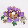 Detalle en primer plano del broche de peonía morada con esmalte, perla y pedrería brillante. - Estilo Peonía Púrpura / 5.2x4.1cm