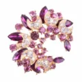 Exquisites lila Kristall Strass Brosche Detail, elegantes goldfarbenes Blumen-Design. - Lila