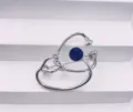 Kreative Stethoskop-Brosche mit blauem Kristall und klaren Strasssteinen für medizinisches Personal. - 3.4*2.5cm / Schwarz