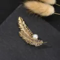 Feines Detail der Goldfeder-Brosche, mikrogefasste Zirkone und Perle, edles Accessoire. - Feder mit Perle Stil (4# Gold)