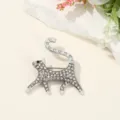 Vue détaillée de la broche chat en strass étincelant, mettant en valeur l'incrustation. - Blanc