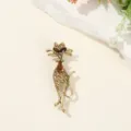 Gros plan détaillé de la broche chat en cristal doré vintage avec des strass bruns scintillants. - Marron