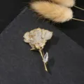 Nahaufnahme einer luxuriösen goldenen Zirkonia Rosen Brosche Anhänger für elegante Damenoutfits. - Rosen Anhänger Stil (9# Gold)