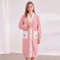 Accappatoio in flanella soffice da donna comodo abbigliamento da notte con ricamo floreale - Taglia M / Rosa