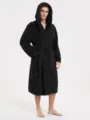 Herren schwarzer Plüsch Fleece Bademantel mit Kapuze und Zopfmuster, kuschelige Hausbekleidung. - M / Morgenmantel / Schwarz - Herren