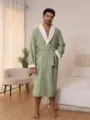 Herren Winter verdickte Jacquard Flanell Bademantel mit Kontrast Plüschkragen und Gürtel. - M / Morgenmantel / Hellgrün