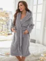 Grauer Plüsch Bademantel mit Kapuze für Damen, kuschelige Fleece Homewear mit Zopfmuster. - M / Morgenmantel / Hellgrau - Damen