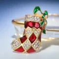 Exquisite Weihnachtsstrumpf Brosche Nahaufnahme, funkelnde Strass Emaille Nadel Detail. - Weihnachtsstiefel (251001) / Groß (4.6*3.1cm)